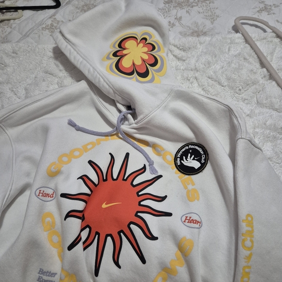 Nike White Womens Club  Sweatshirt with Black Patch and Yellow Text..Size:M - Picture 11 of 12